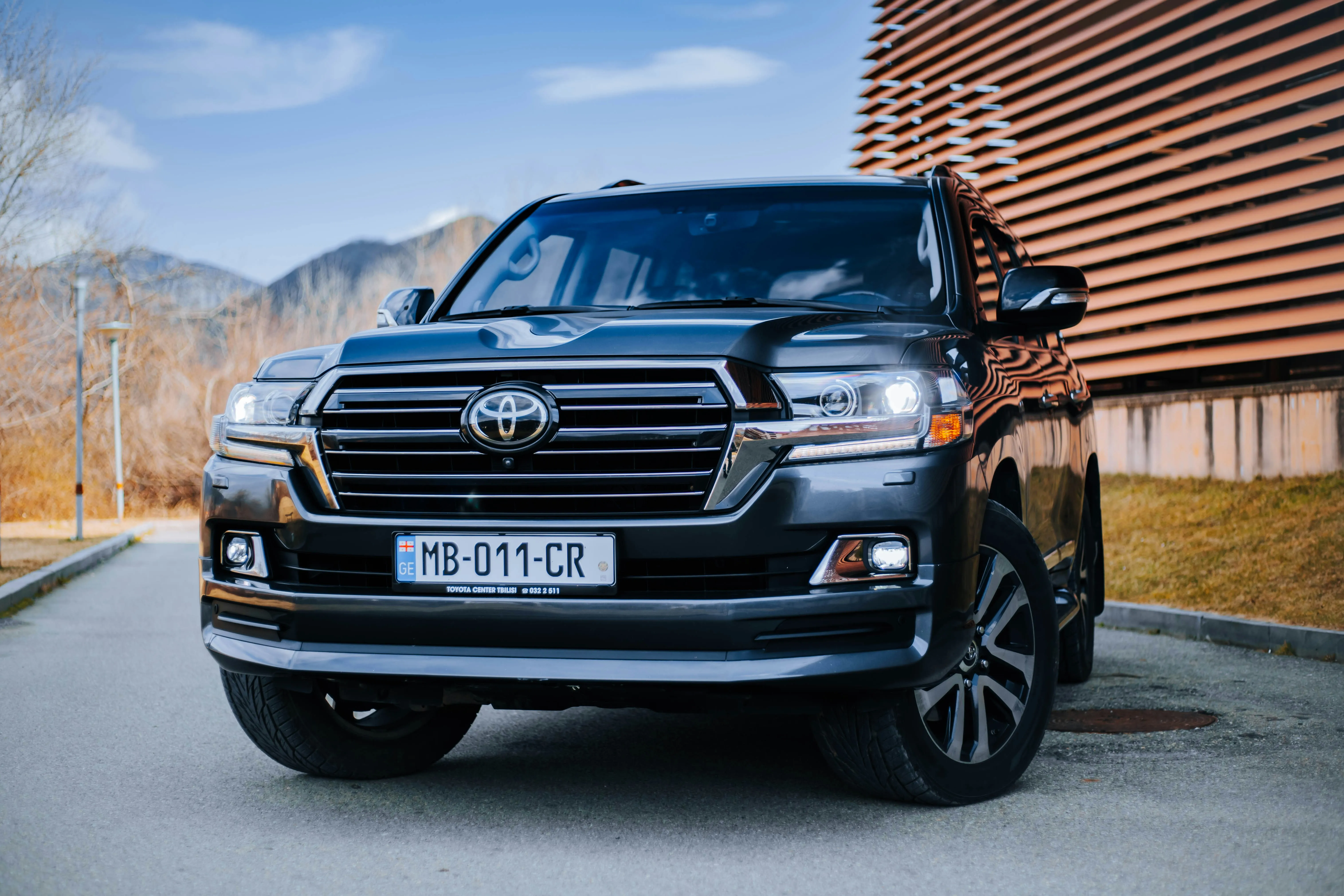 Premium 7-seat Toyota Fortuner private vehicle providing hotel collection and transfer services from Chiang Rai City